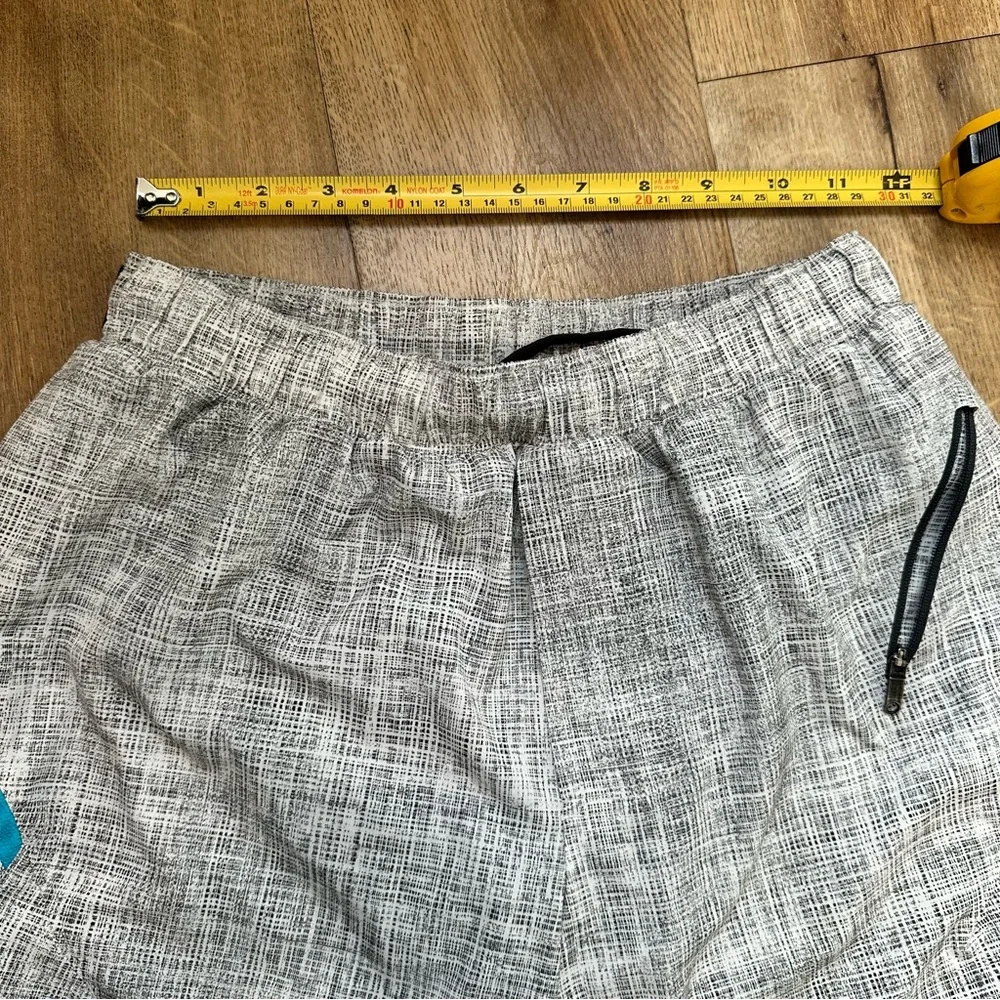 Lululemon Men's Gray Shorts Size Small